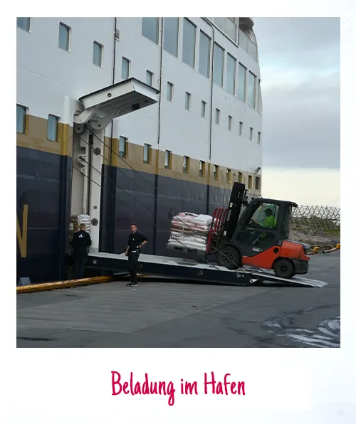 Beladung im Hafen