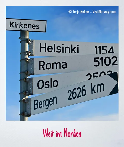 Weit im Norden – Wegweiser in Kirkenes